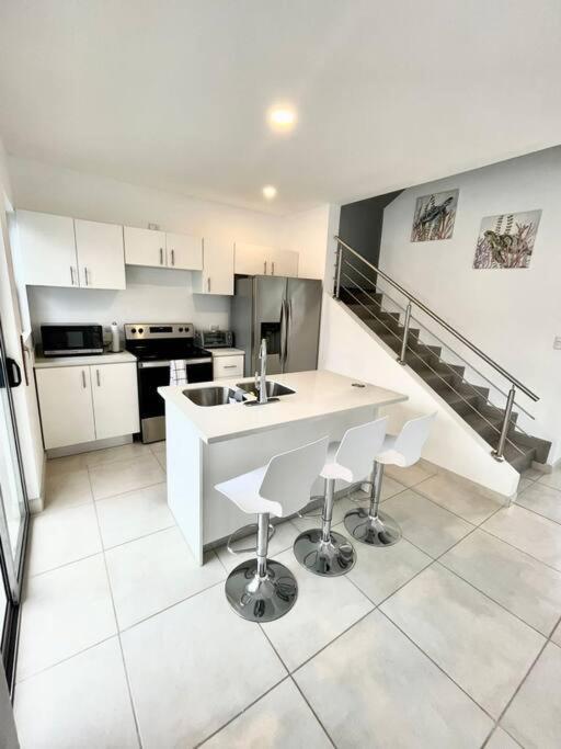 Pacific Breeze House - With Private Pool *